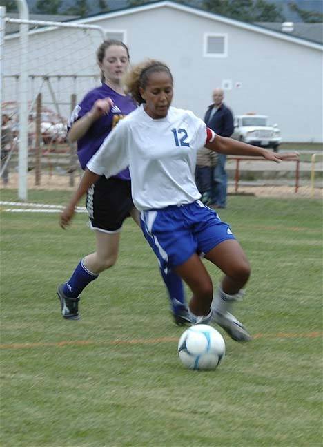 Viking Stephanie Shaw using nice footwork to evade a Concrete player.