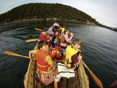 5th grade students paddleing the Solar Umiak in Fox Cove on Sucia.