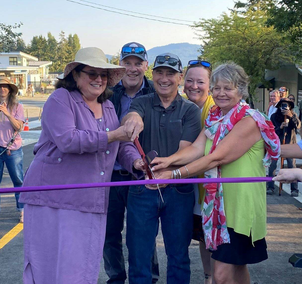 Contributed photo.
Left to right: Councilmember Cindy Wolf, Mike Thomas, contractor Mike Carlson, councilmember Christine Minney and Leith Templin during the unveiling of Prune Alley improvements in 2002.